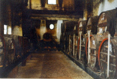 Im tiefen Keller wird der Calvados in Fssern
mehrere Jahre bis zur Reife hin gelagert
Dans la cave profonde, le calvados est stock dans des fts
plusieurs annes jusqu' la maturit
The Calvados is stored in barrels in the deep cellar
for several years until it reaches maturity